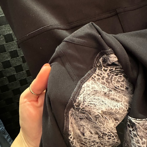 Stylish Black and White Patterned Leggings - Picture 4 of 4